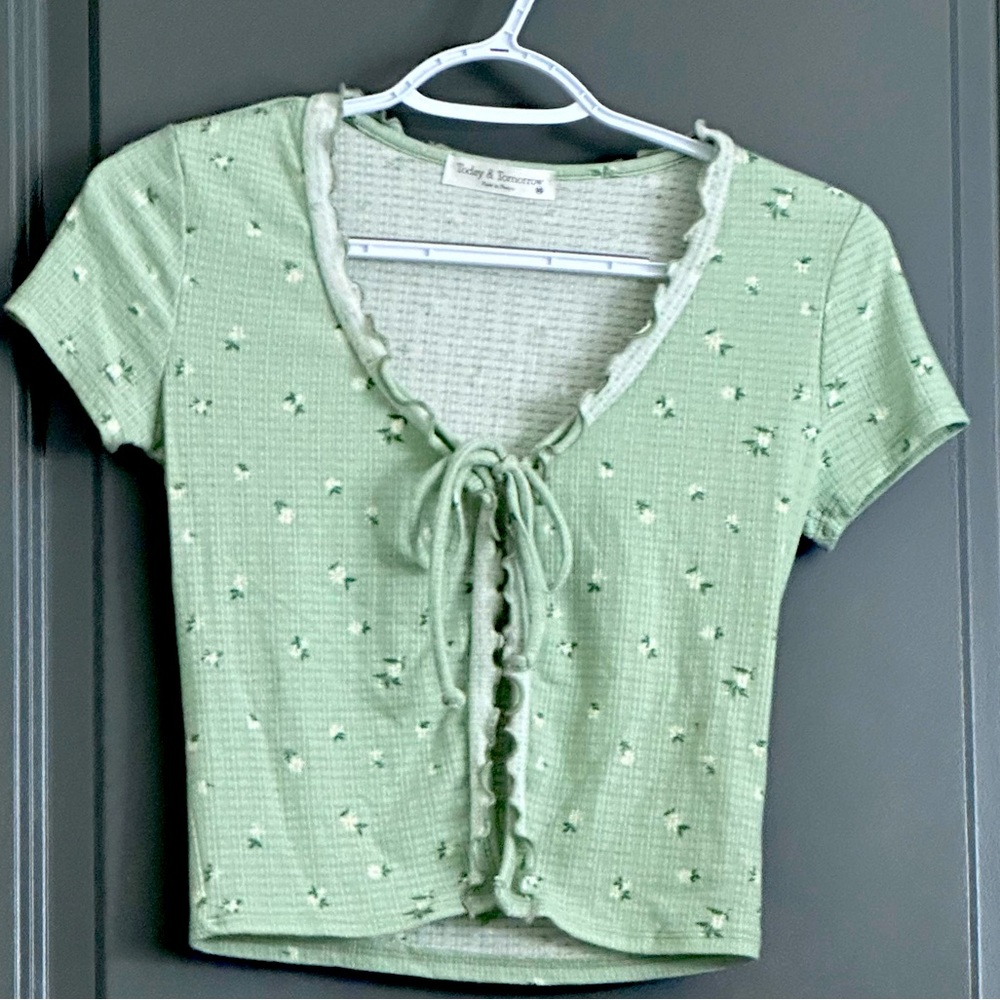 Floral green open front with lace crop top blouse